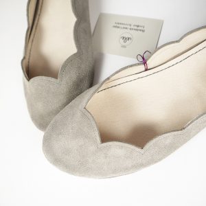 Elehandmade SCALLOPED ROUND FLATS IN GRAY SOFT LEATHER