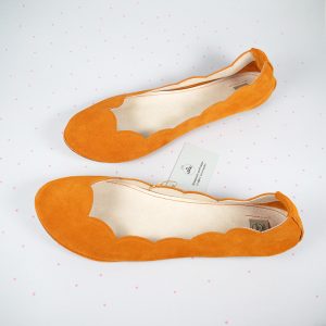 SCALLOPED ROUND FLATS IN TANGERINE SOFT LEATHER