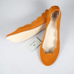 SCALLOPED ROUND FLATS IN TANGERINE SOFT LEATHER