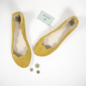 SCALLOPED ROUND FLATS IN YELLOW SOFT LEATHER