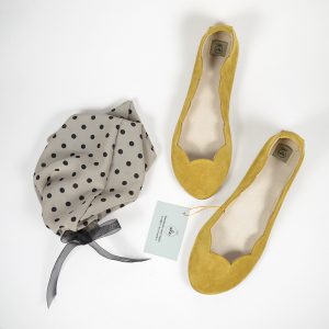SCALLOPED ROUND FLATS IN YELLOW SOFT LEATHER