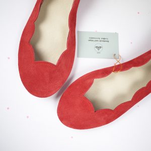 SCALLOPED ROUND FLATS IN RED SOFT LEATHER