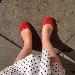 SCALLOPED ROUND FLATS IN RED SOFT LEATHER