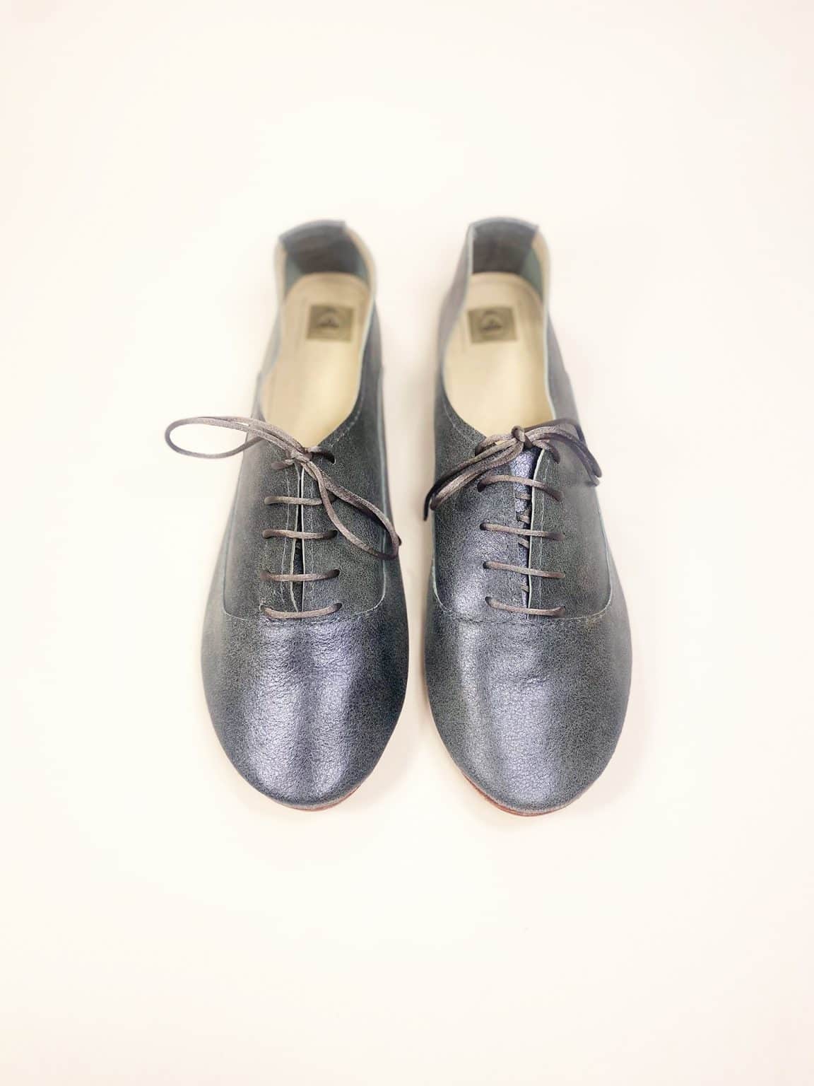 Lace-up flats in navy blue metallic Italian leather with round toe – elehandmade shoes