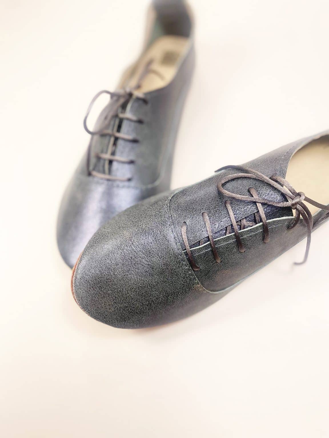 Lace-up flats in navy blue metallic Italian leather with round toe – elehandmade shoes