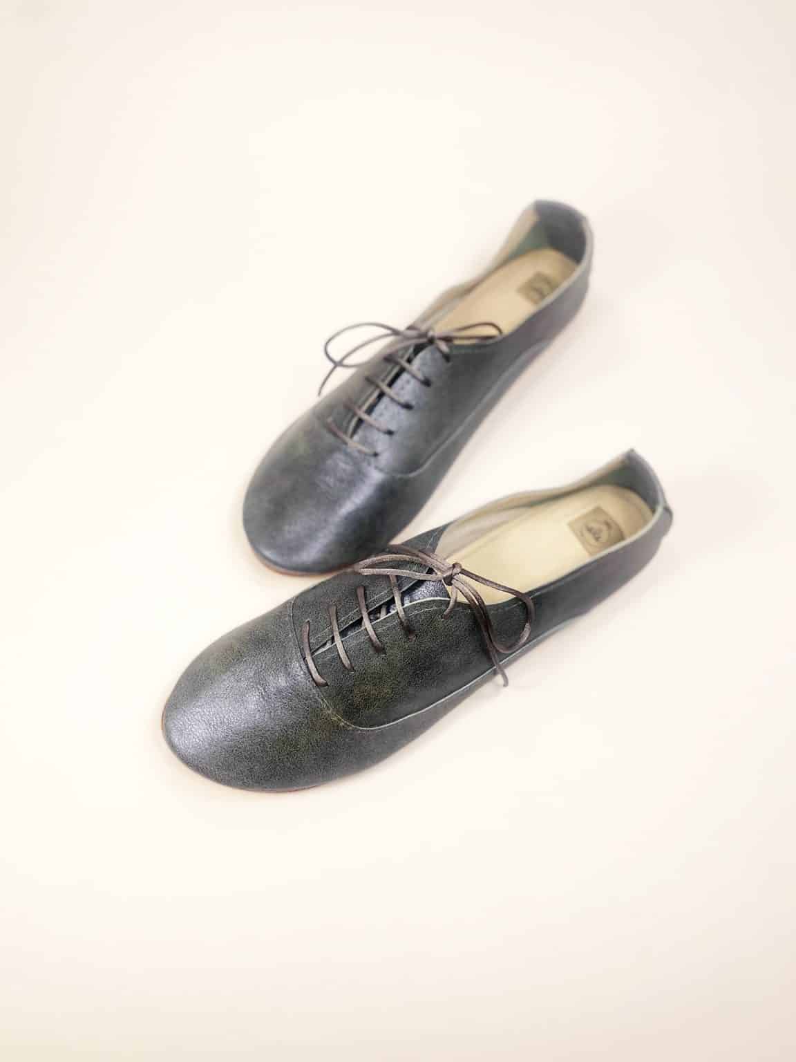 Lace-up flats in navy blue metallic Italian leather with round toe – elehandmade shoes