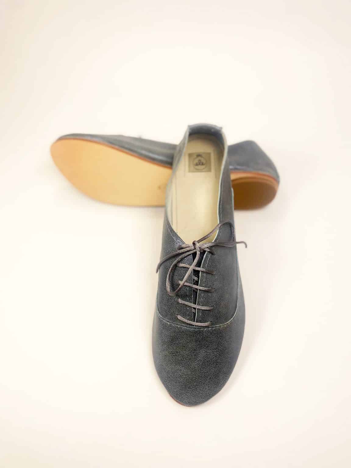 Lace-up flats in navy blue metallic Italian leather with round toe – elehandmade shoes